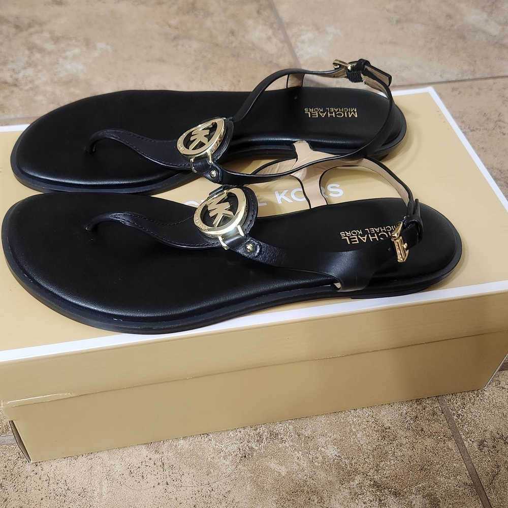 Michael Kors Lee Thong Leather Sandals - Picture 2 of 4